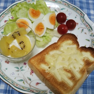 チーズトーストとキウイヨーグルトと茹で卵の朝食☆